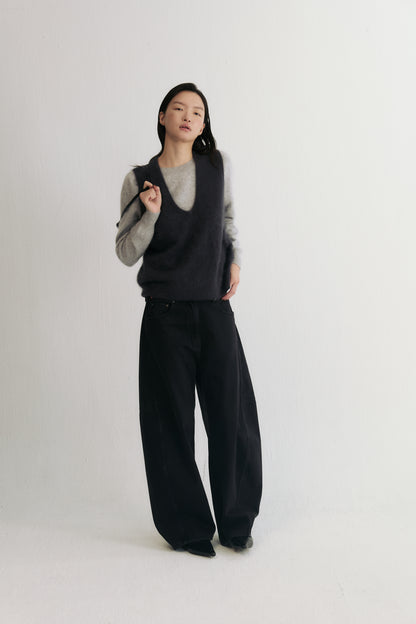 Structured horseshoe jeans styled with minimalist everyday outfit