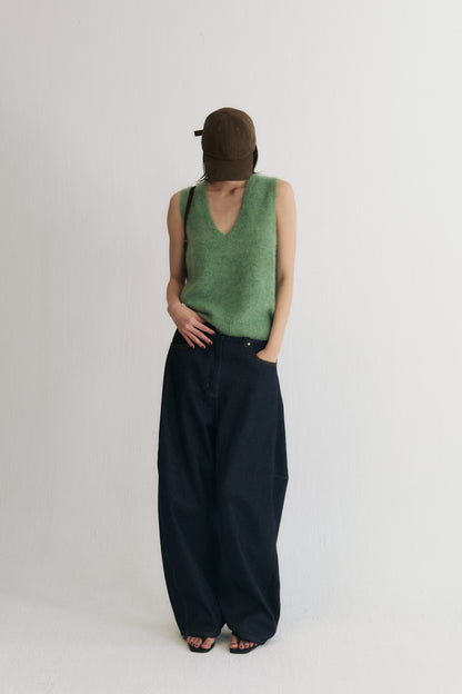 Structured horseshoe jeans in raw denim with arc-leg shape