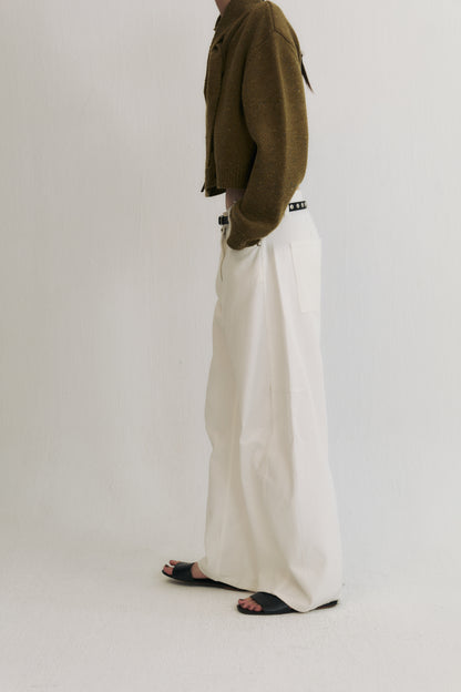 Structured horseshoe jeans side view in essential white denim