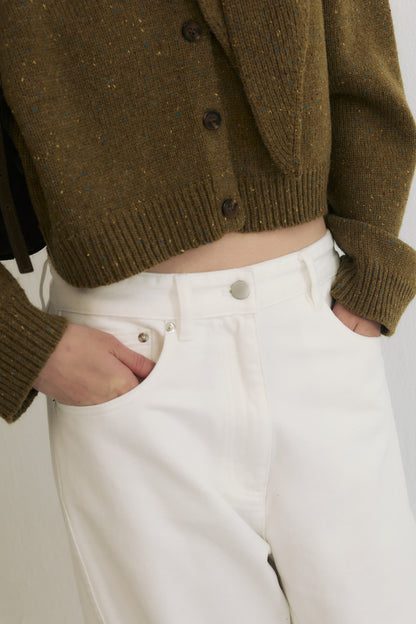 Structured horseshoe jeans close up view in essential white denim